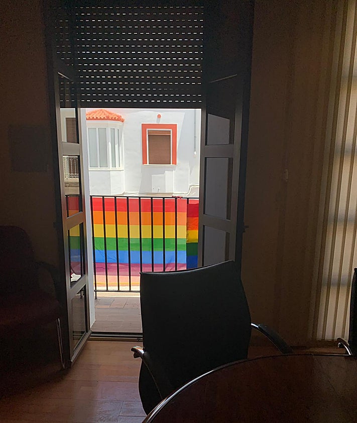 Imagen secundaria 2 - El día que la Sierra Norte de Málaga dijo sí al Orgullo