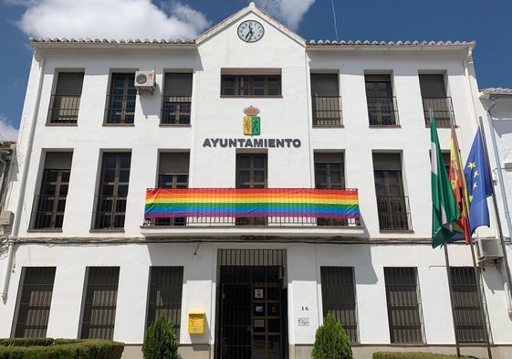 Fachada del ayuntamiento de Villanueva de Algaidas con la bandera LGTBIQ+.