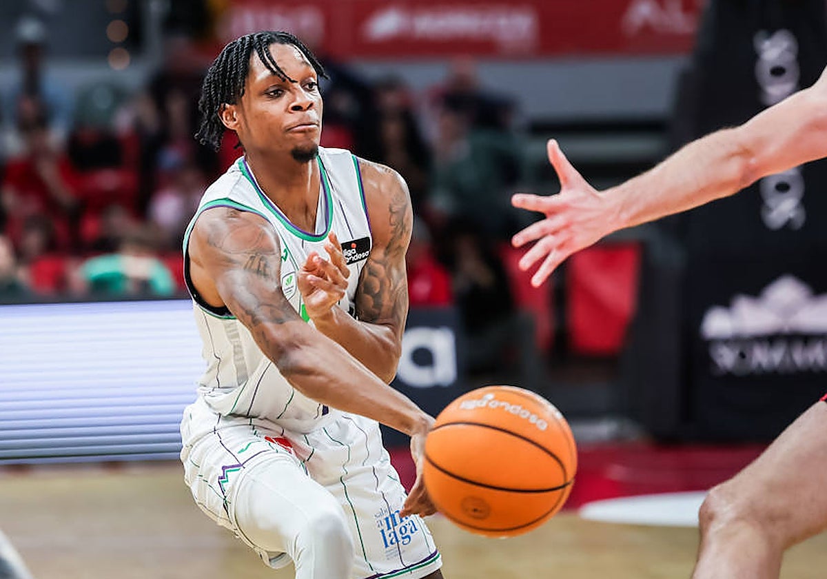 Tyson Carter da un pase.