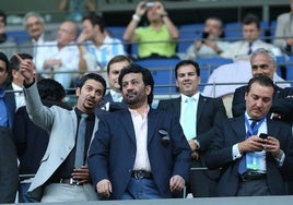 Al-Thani, junto a Shatat, con los exdirigentes Novo y Casado detrás, en el palco e La Rosaleda.