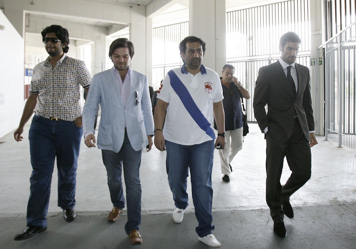 Al-Thani camina junto a uno de sus hijos, Abdullah Ghubn y Fernando Sanz en una de sus primeras semanas en Málaga tras adquirir el club.