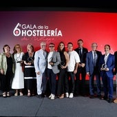 Foto de familia de autoridades, miembros de la asociación y premiados.