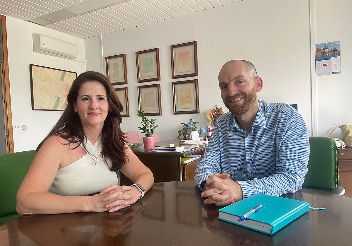 Carmen Vaquero, decana de la Facultad de Educación, y Cristóbal Ruiz, docente, en la UMA.