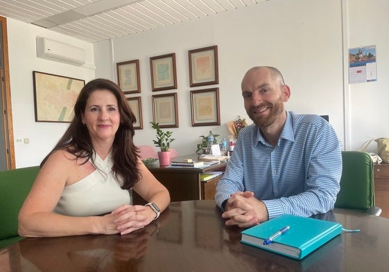 Carmen Vaquero, decana de la Facultad de Educación, y Cristóbal Ruiz, docente, en la UMA.