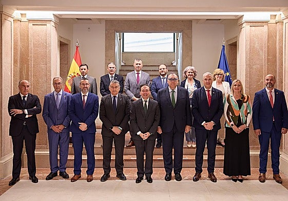 El ministro de Asuntos Exteriores, José Manuel Albares, con representantes de la Junta y municipios del Campo de Gibraltar, ayer en Madrid.