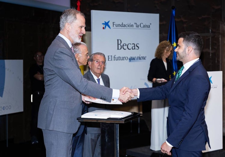 Rafael José Fernández-Delgado, junto a su Majestad el Rey, en la entrega de diplomas de las becas.