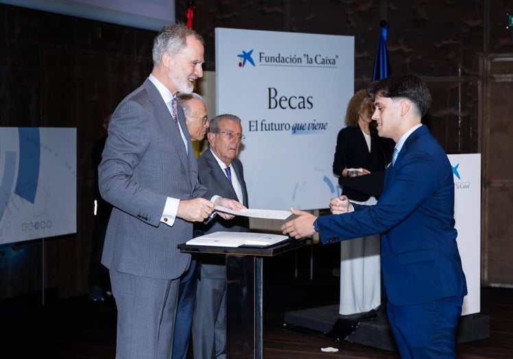 Samuel María Andrés Luque, junto a su Majestad el Rey, en la entrega de diplomas de las becas.