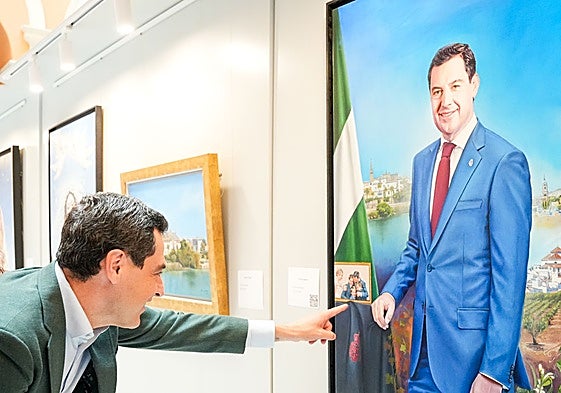 Juanma Moreno, este viernes en la inauguración de la exposición 'Almayéutica', en Sevilla.