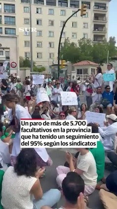 Médicos de Málaga cortan la circulación en la avenida Carlos Haya
