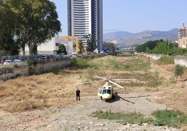 Momento en el que el helicóptero medicalizado aterrizó en Martiricos para su evacuación en ambulancia al Materno.