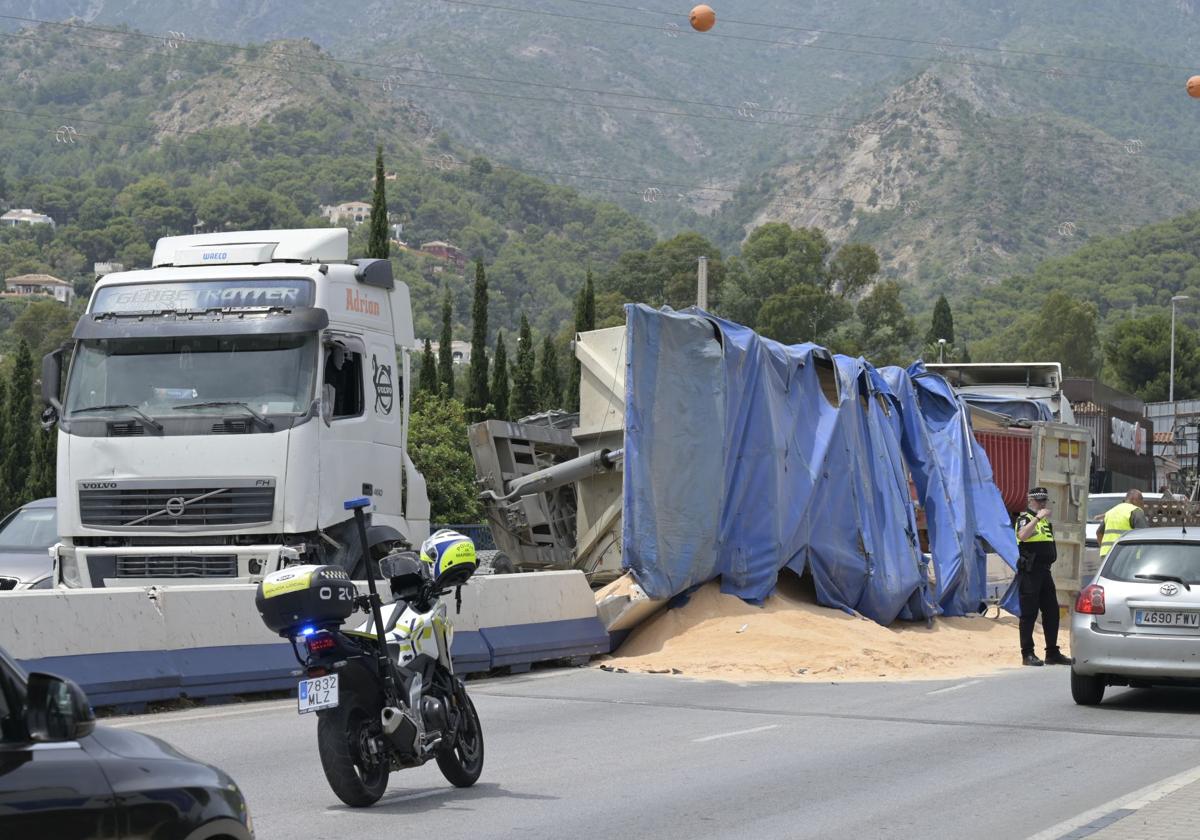 Imagen de la carga de arena del camión volcada en la carreteras.
