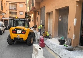Obras municipales en una calle de Mijas, en una imagen de archivo.