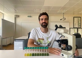 El profesor Ignacio José Melero, en la Facultad de Ciencias de la Universidad de Málaga.