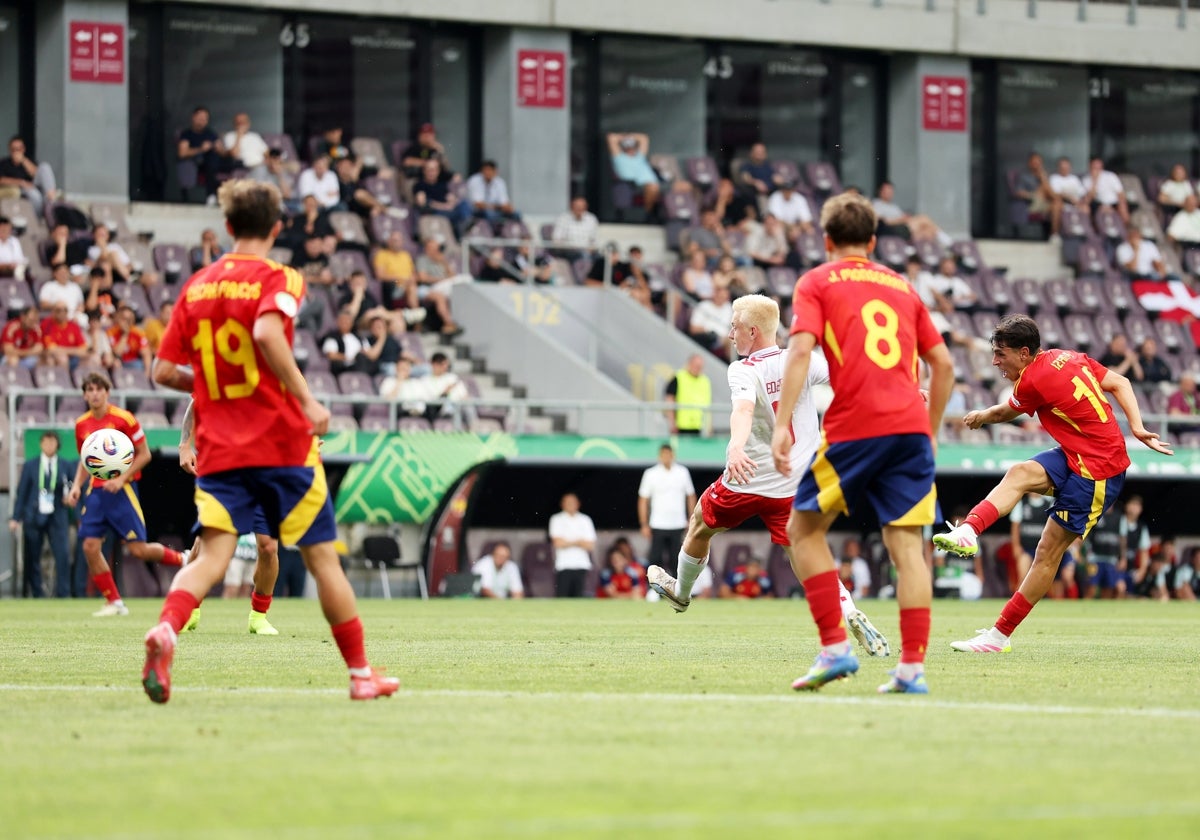 El disparo de Izan Merino, frente a Dinamarca sub-19 en el Europeo.