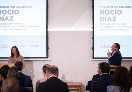 Un momento del coloquio del director de SUR, Manolo Castillo, y la consejera de Fomento, Rocío Díaz.