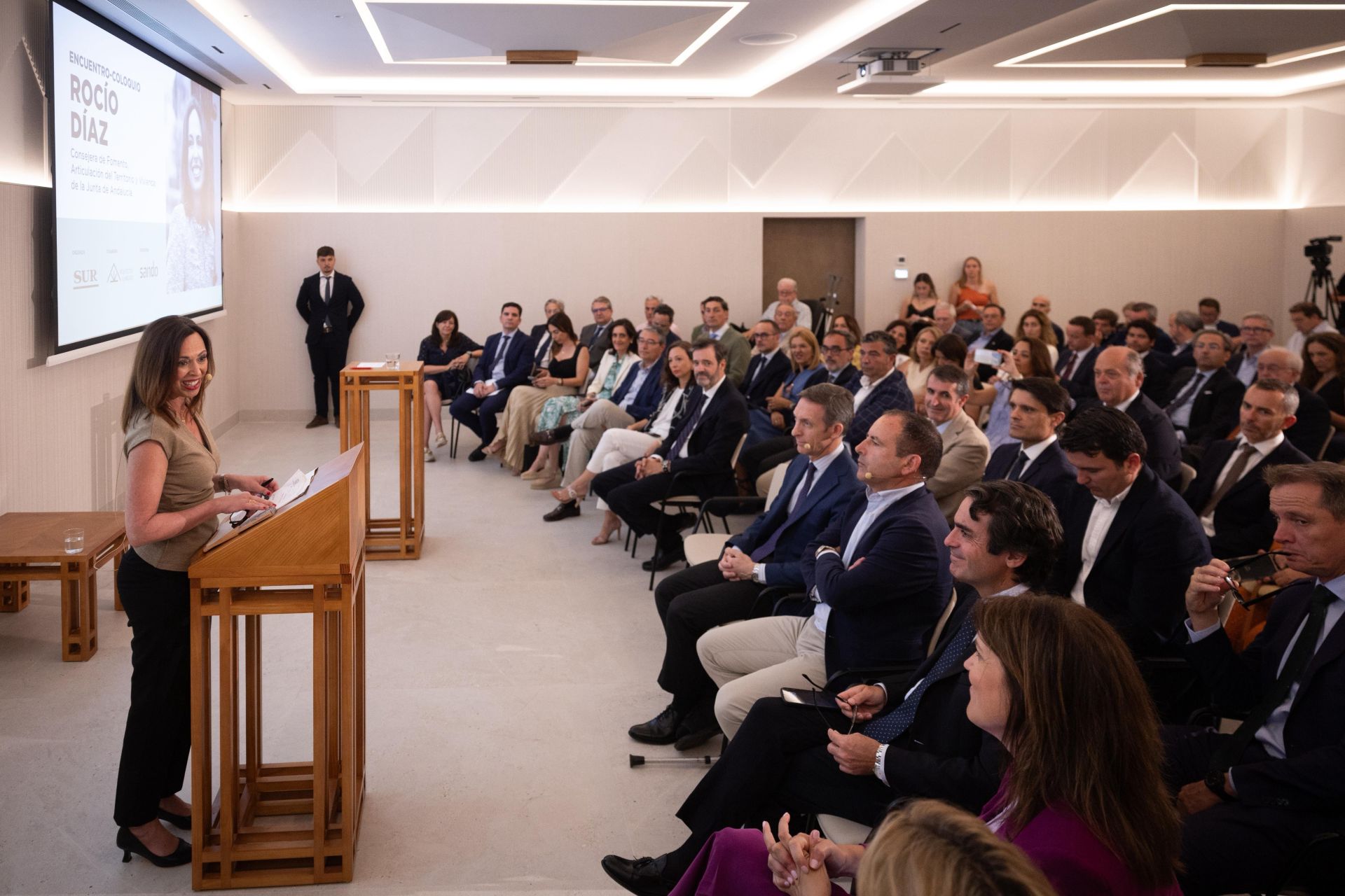 Coloquio entre la consejera de Fomento, Rocío Díaz, con el director de SUR, Manolo Castillo