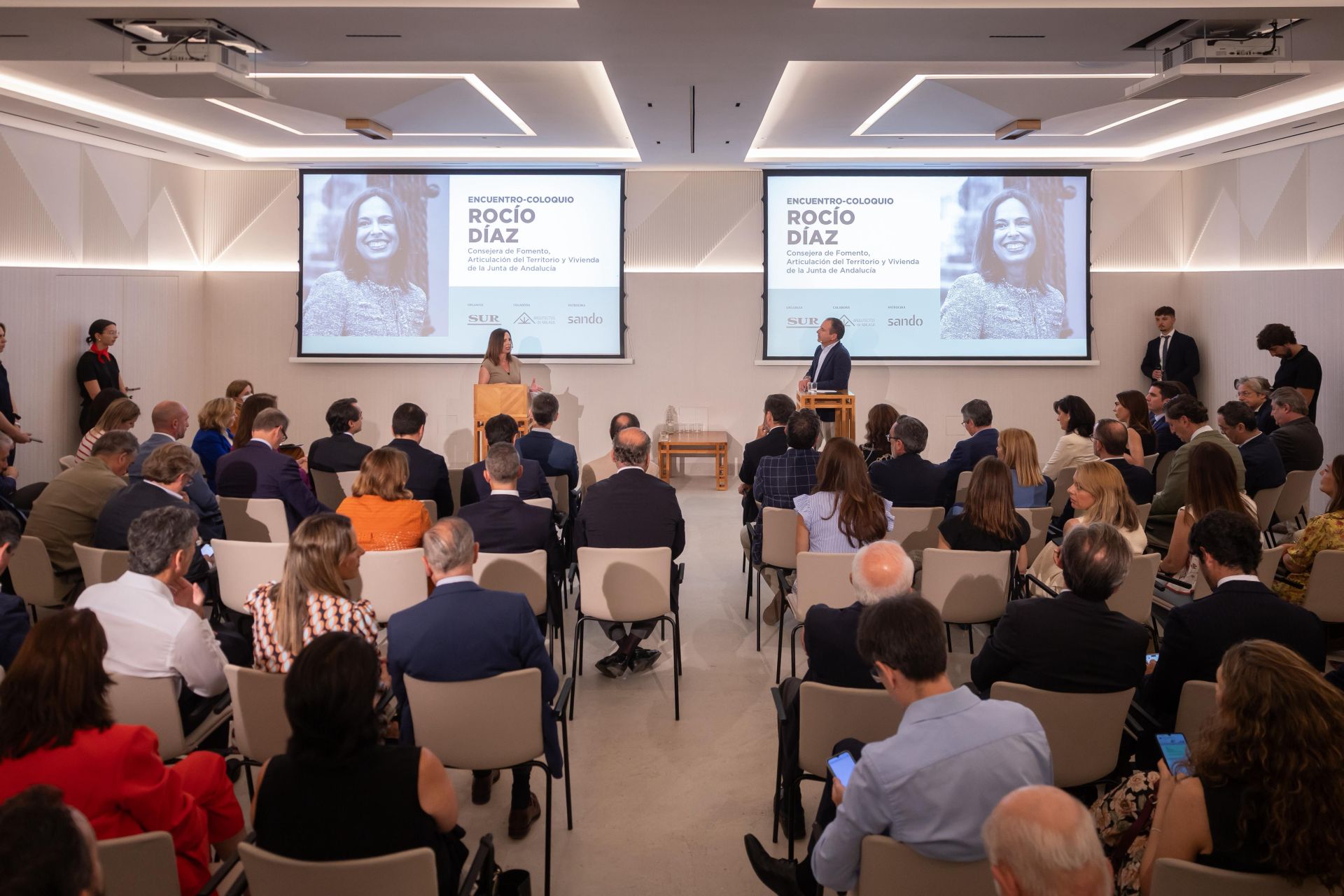 Coloquio entre la consejera de Fomento, Rocío Díaz, con el director de SUR, Manolo Castillo