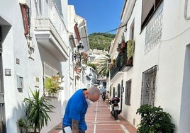 Campaña contra las larvas de mosquito en los imbornales del municipio.