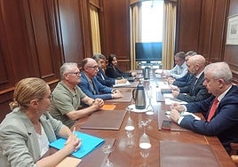 Reunión entre los vecinos de la Junta de los Caminos y el subdelegado del Gobierno.