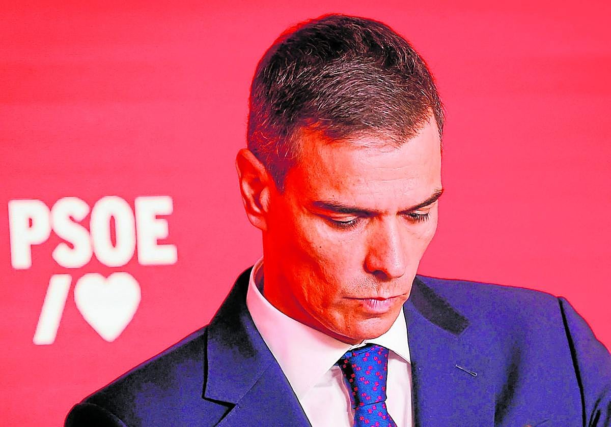 Pedro Sánchez, compungido, el jueves en la sede del PSOE.