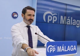 El secretario general del PP de Málaga, José María Carmona, en la sede del partido.