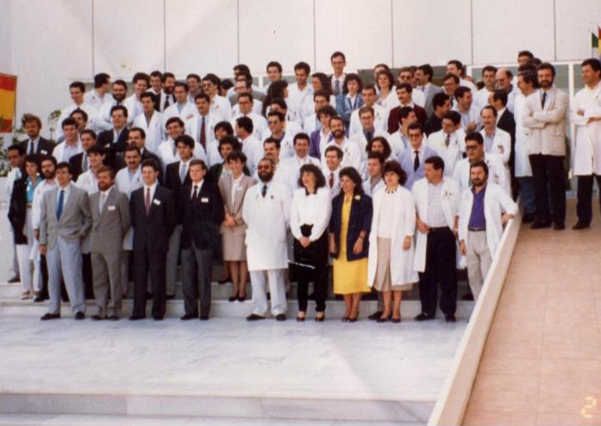 Imagen secundaria 1 - Arriba, los 'cerebros' de Fujitsu se reencuentran: Pepe Blanco, Blanca Hermana, Felipe Romera, Tomás Entrambasaguas y Luis Fernando Martínez. En medio, inauguración del edificio de I+D de Fujitsu en 1988. Abajo, las inundaciones de 1989.