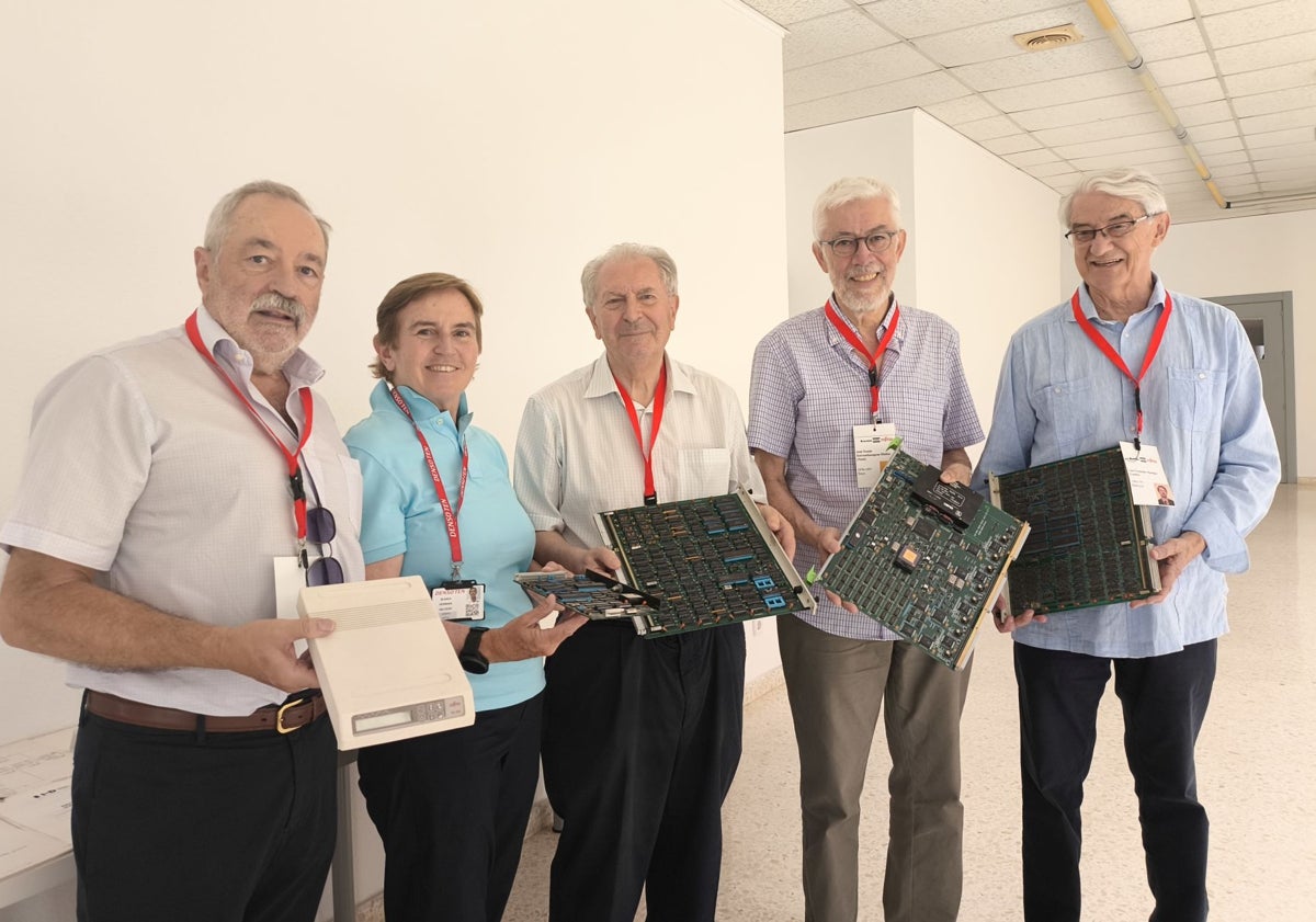 Imagen principal - Arriba, los 'cerebros' de Fujitsu se reencuentran: Pepe Blanco, Blanca Hermana, Felipe Romera, Tomás Entrambasaguas y Luis Fernando Martínez. En medio, inauguración del edificio de I+D de Fujitsu en 1988. Abajo, las inundaciones de 1989.