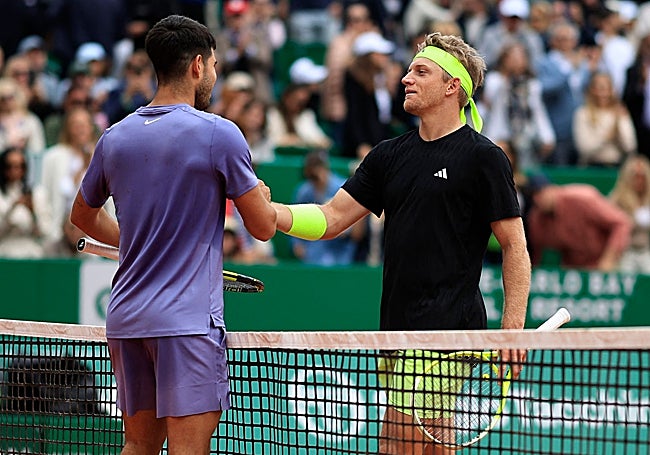 Alcaraz y Davidovich se saludan en la red tras la victoria del primero en Montecarlo este año.