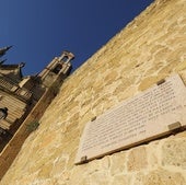 El nombre del poeta luce junto al resto de humanistas en la Plaza de los Escribanos.