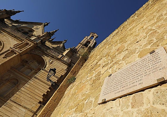 El nombre del poeta luce junto al resto de humanistas en la Plaza de los Escribanos.