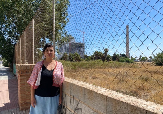 La viceportavoz de Con Málaga, Toni Morillas, en la zona de la Térmica, por donde se expande la ciudad.