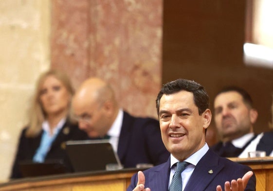 Juanma Moreno, durante el pleno del pasado jueves en el Parlamento.