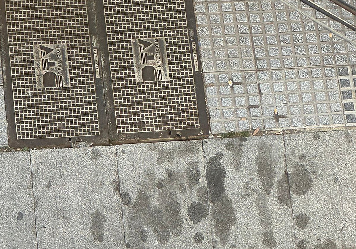 Manchas en las aceras pegajosas.