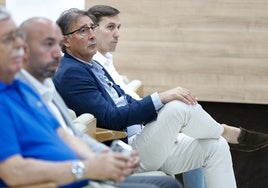 El director deportivo del Málaga, Loren Juarros, y su colaborador Capote, al fondo, en un acto la semana anterior en La Rosaleda.