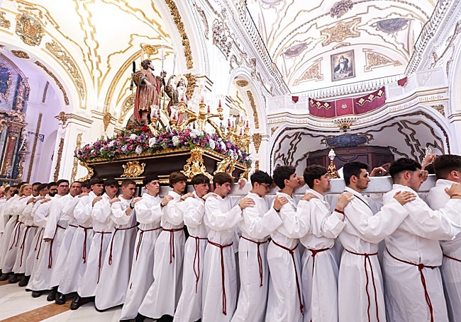 Los Patronos, antes de la salida, por el interior del templo.