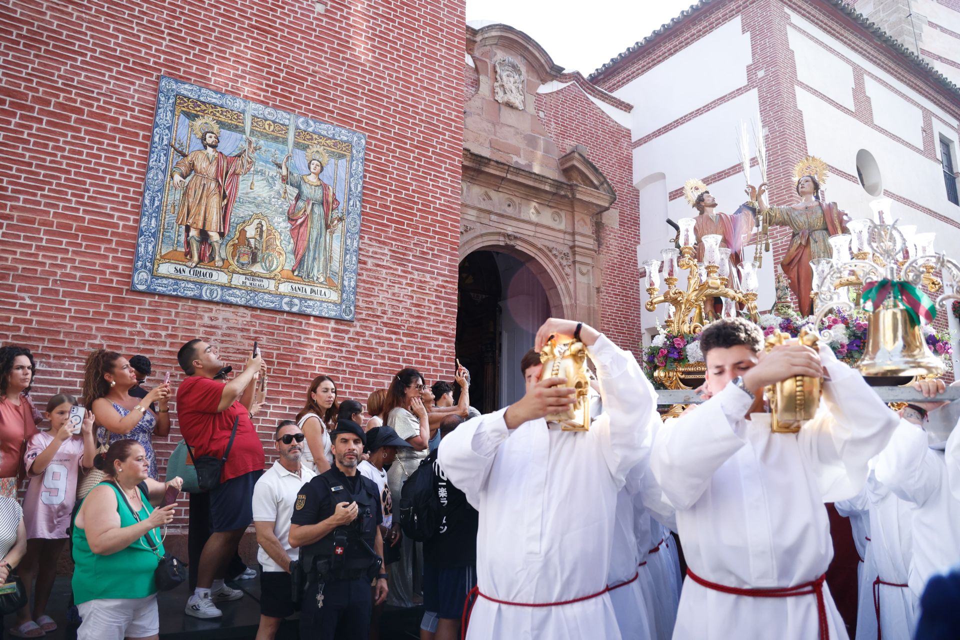 San Ciriaco y Santa Paula, los Patronos de Málaga, en procesión