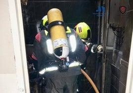 Imagen de los Bomberos del Consorcio Provincial, actuando en el inmueble afectado.