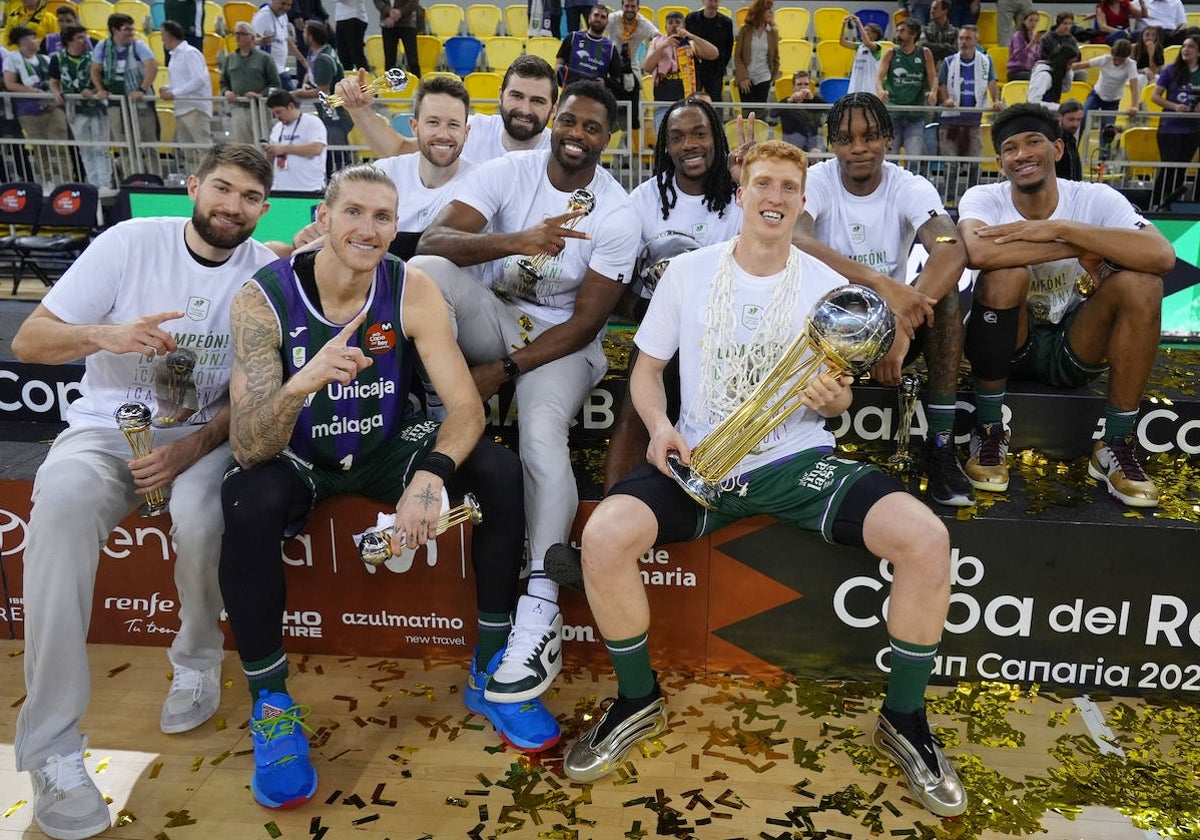 Los jugadores del Unicaja posan con el trofeo de la Copa ganado en Las Palmas.