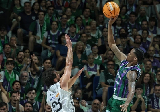 Carter se eleva sobre Llull para lanzar a canasta.