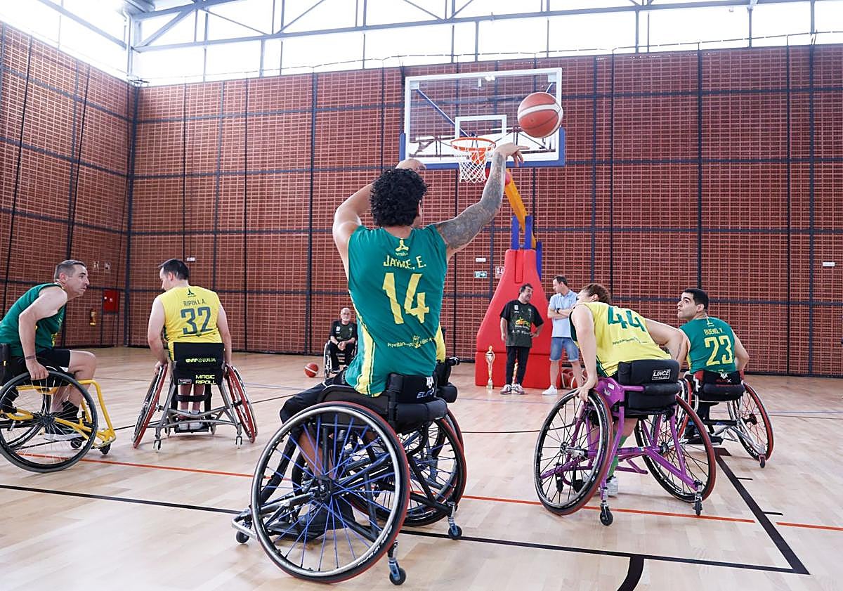 Imagen principal - Juanma Moreno inaugura el Centro Inclusivo de Tecnificación Deportiva