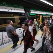 Viajeros del metro de Málaga.