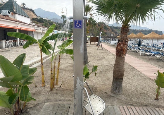 Una ducha en funcionamiento, este lunes en la playa nerjeña de Burriana.