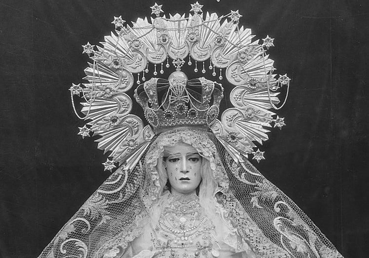 La Virgen de la Esperanza, con la corona, en una imagen de los años 20 del pasado siglo.