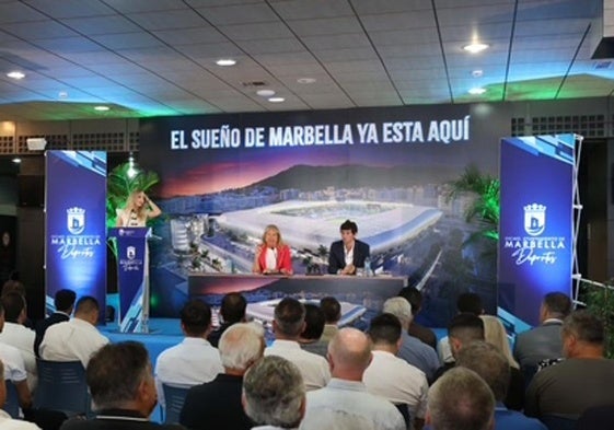 La alcaldesa, Ángeles Muñoz, ha rubricado el documento junto al representante del Marbella FC, Esteban Granero.