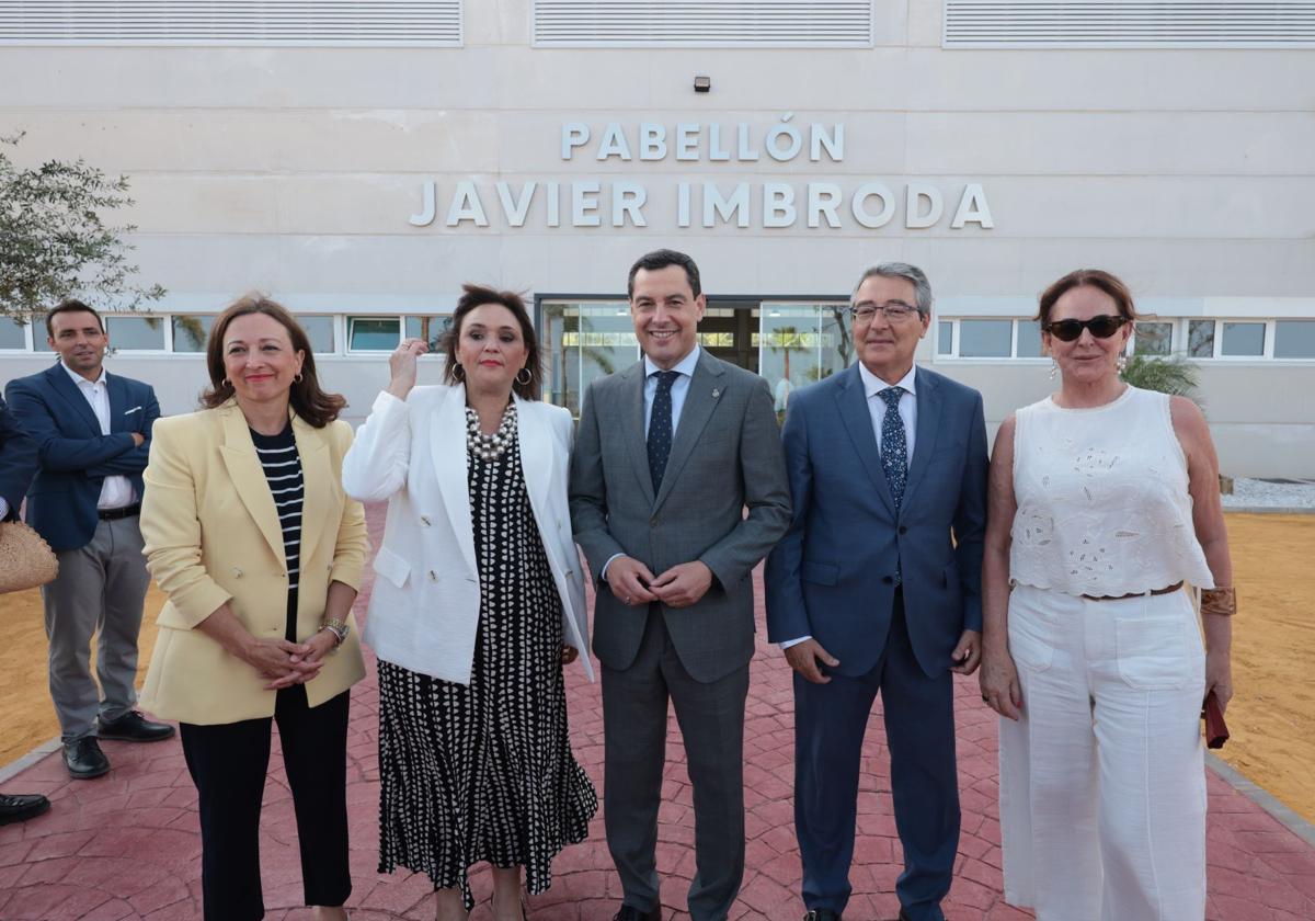 Juanma Moreno inaugura el pabellón deportivo de El Pinillo de Torremolinos, un homenaje al «gigante» Javier Imbroda