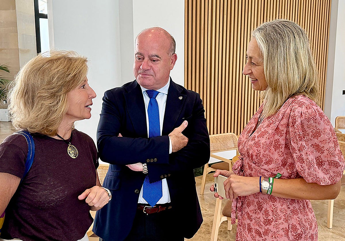 La concejal de Sanidad, María Enrile, el alcalde Manuel Barón y la consejera de Salud, Rocío Hernández este lunes en Antequera