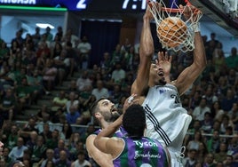 Tavares machaca ante Kravish y Pérez.