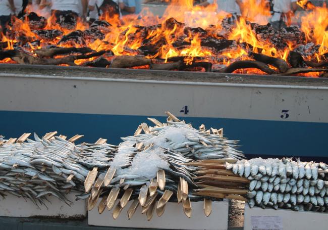 Espetos de sardinas en la fiesta que cada año se celebra en Marbella.