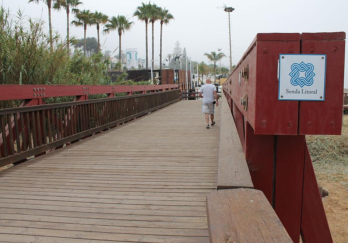 Los ocho tramos de la Senda Litoral de Málaga que te cautivarán: acantilados, dunas y puentes de madera