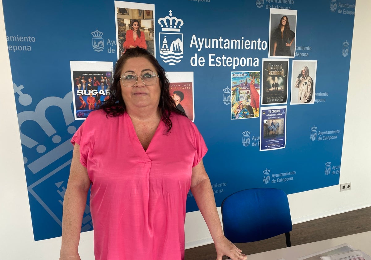 La concejala de Fiestas del Ayuntamiento de Estepona, Macarena Diánez, durante la presentación del programa de Feria 2025.
